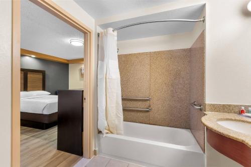 Days Inn by Wyndham Iselin / Woodbridge - image 11