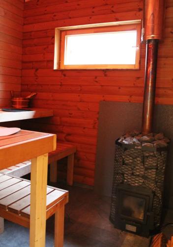 Metsamajake Hubert sauna ja mullivanniga looduse keskel in Kolga