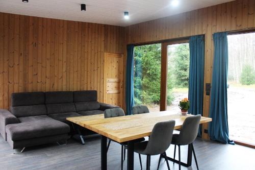 Metsamajake Hubert sauna ja mullivanniga looduse keskel in Kolga
