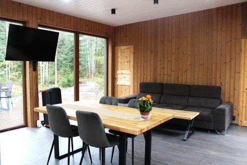 Metsamajake Hubert sauna ja mullivanniga looduse keskel in Kolga