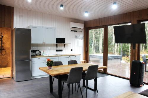 Metsamajake Hubert sauna ja mullivanniga looduse keskel in Kolga