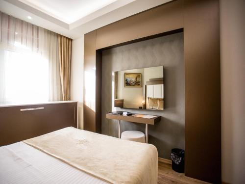 Deluxe Double Room image 10