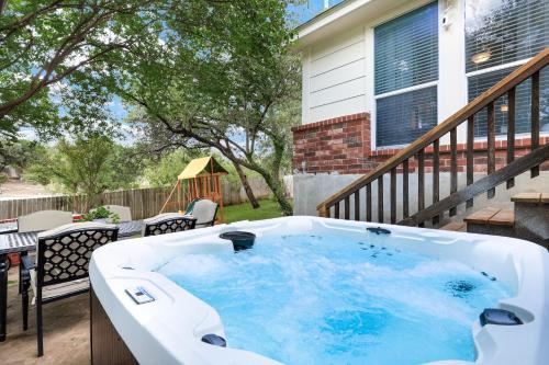 Hot Tub Haven Yard Swing Set BBQ Games Desk WiFi – khách sạn tại Far West Side