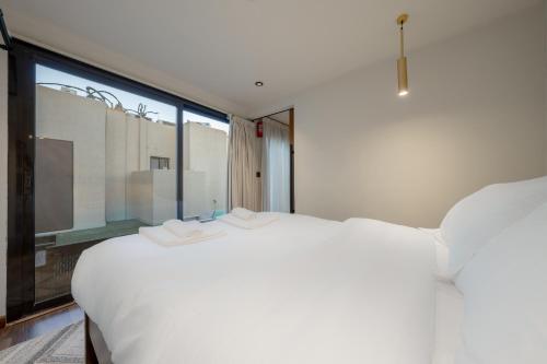 Modern Loft Apt Rooftop - image 5