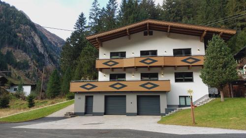 Haus Aloisia - Ferienwohnung mit Bergblick im Naturpark Zillertal – khách sạn tại Ginzling