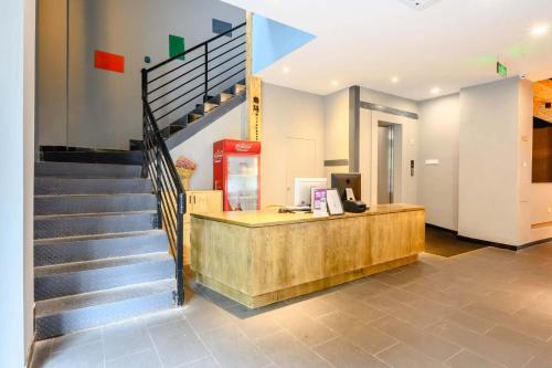 Vestibule, Wildebeest Youth Hostel in Chengdu