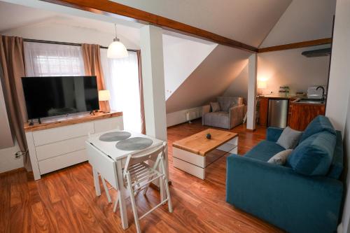 2 bedrooms, 6 beds