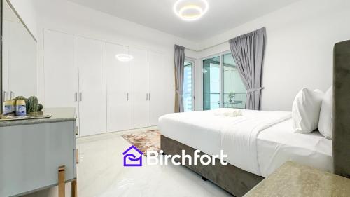 Stylish Stay Steps from the Marina, Dubaï