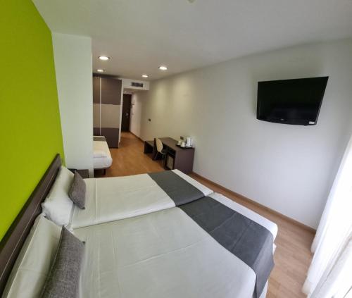 3 twin beds