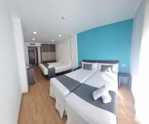 4 twin beds