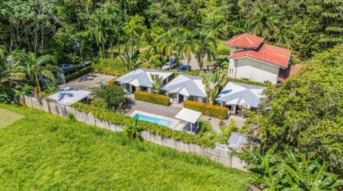Tropical 3 Cozy Cabins with Pool in Central Uvita