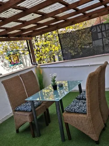 Mary Haus in Biebertal-Bieber, mit 2 App, 4 Zimmer und 8 Betten, 1 App, mit 3 Zimmer, 6 Betten, Bad, 1 App, mit 1 Zimmer, 2 Betten, Bad, mit Küche, WLAN, Parkplatz, Nähe Gießen und Wetzlar in Blasbach, Deutschland
