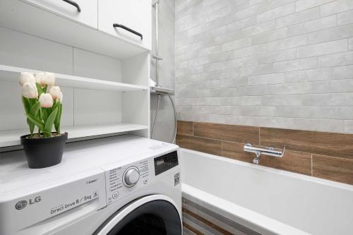Modern Apartment in Wrocław with Air Conditioning by Noclegi Renters - image 3