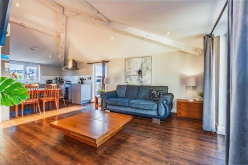 Quiet Victorian flat, Gloucester Road, fast wifi Room Type - Penthouse Apartment