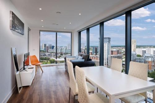 2 bed ensuite with fantastic night view and Old Trafford Stadium