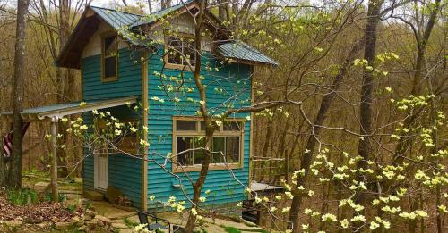 Rustic Off-Grid Cabin Getaway near Wayne National Forest, Ohio in เอเธนส์ (OH)