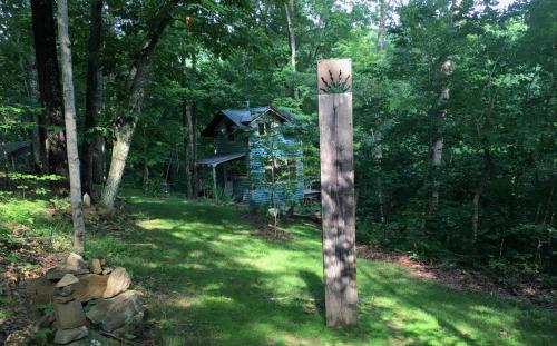 Rustic Off-Grid Cabin Getaway near Wayne National Forest, Ohio in เอเธนส์ (OH)