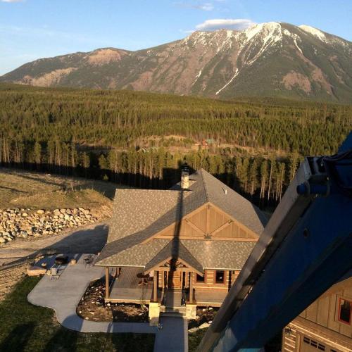 Amazing Log Cabin Rental with Pool Table in the Mountains in West Glacier, Montana in เวสต์ กลาเซียร์(MT)