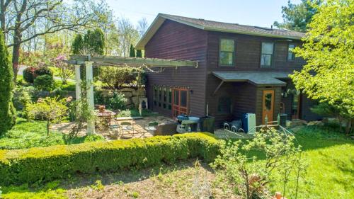 . Charming Vacation Rental in a Mississippi Valley Bed and Breakfast in Elizabeth, Illinois