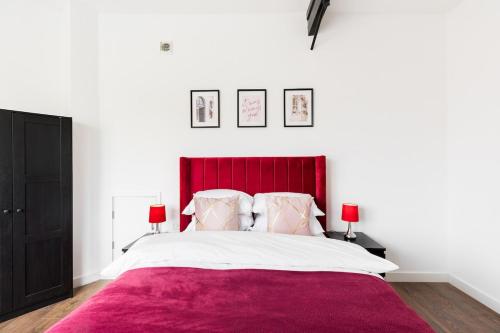 The Newhall Loft by Prime Stays - 2-Bedroom JQ City Apartment with Private Entrance - image 5