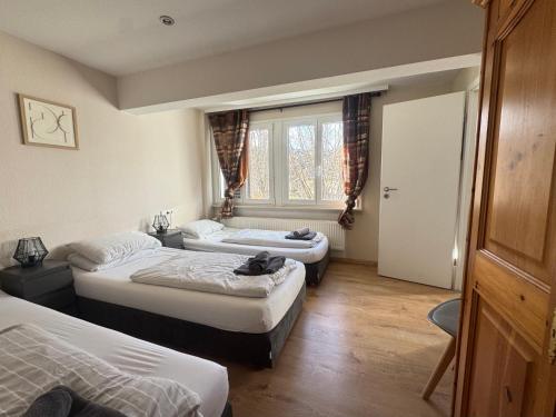 1 queen bed, 3 twin beds