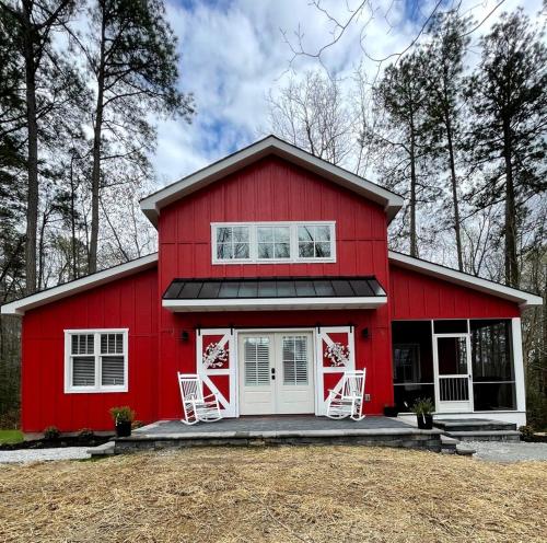 Peaceful Barn Rental in the Woods Perfect for Glamping in Virginia in Toano