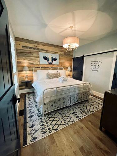 Peaceful Barn Rental in the Woods Perfect for Glamping in Virginia in Toano