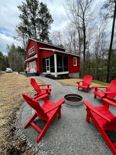 Peaceful Barn Rental in the Woods Perfect for Glamping in Virginia in Toano