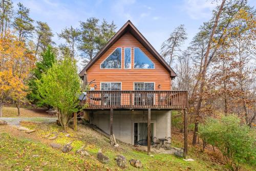 Wooded Cabin Escape w Fire Pit & Family Ready in Berkeley Springs (WV)