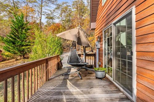 Wooded Cabin Escape w Fire Pit & Family Ready in Berkeley Springs (WV)