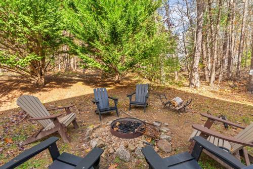 Wooded Cabin Escape w Fire Pit & Family Ready in Berkeley Springs (WV)