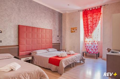 1 queen bed, 2 twin beds