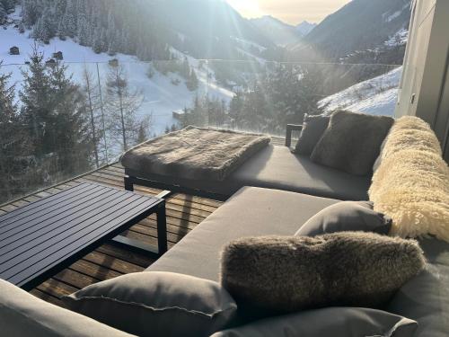 Erkély/terasz, Luxurious 3 bed, 3 bath Apmt w Pool in Kappl