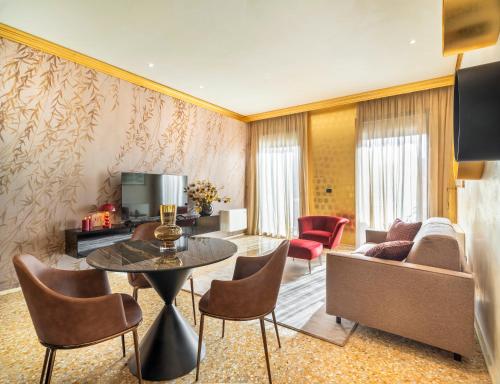 Grand Canal Luxury Apartments With Terrace R&R - image 4