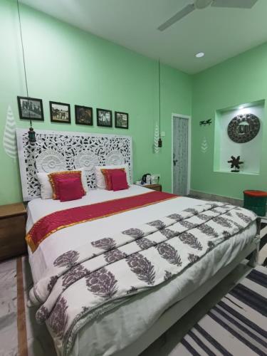 1 double bed, 1 futon bed
