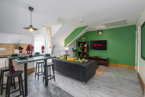 Közös társalgó / TV, Llangefni Town Centre 3 Bed Apt & Free Parking in Cefni