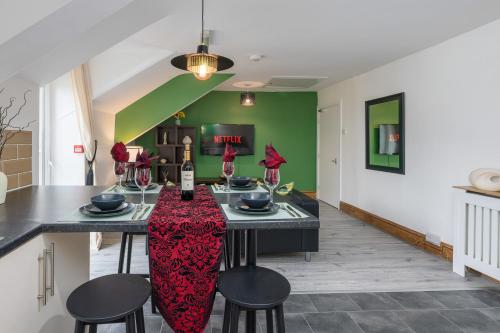 Ételek és italok, Llangefni Town Centre 3 Bed Apt & Free Parking in Cefni