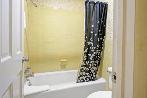Hotel O Relax Inn Lewisburg near I-64 - image 7