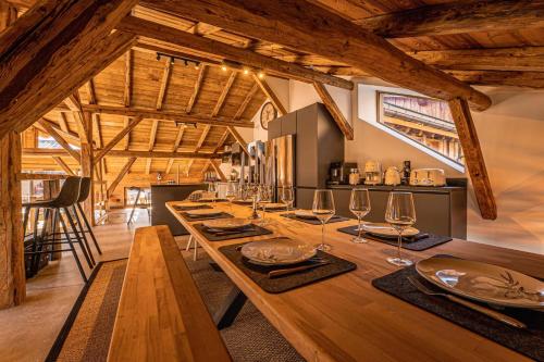 Kitchen, Chalet Louisette luxe, Bain Nordique, 3 Vallees -Navette privee in Les Varcins