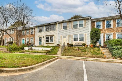 Near Trails, Parks and Orchards Germantown Retreat in เจอร์แมนทาวน์ (MD)