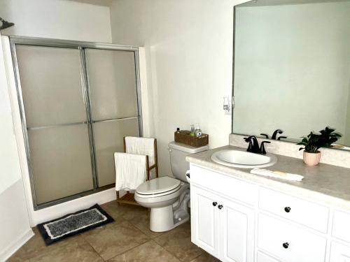 Cozy Private Room in Milton near Beaches in City Center