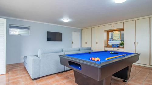 Ruang bersama/area TV, Groot Kabeljou ocean front family home in Kleinbaai