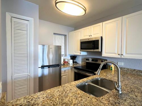 Kitchen, Bluebeard's Castle Resort in Charlotte Amalie