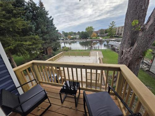 3BR 2BTH Waterfront Vacation Rental on Riverwalk to Downtown McHenry with Pier in McHenry (IL)