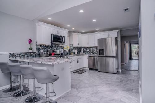 3BR 2BTH Waterfront Vacation Rental on Riverwalk to Downtown McHenry with Pier in McHenry (IL)