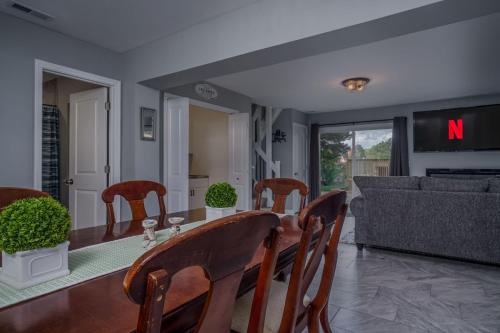 3BR 2BTH Waterfront Vacation Rental on Riverwalk to Downtown McHenry with Pier in McHenry (IL)