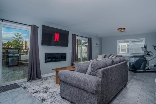 3BR 2BTH Waterfront Vacation Rental on Riverwalk to Downtown McHenry with Pier in McHenry (IL)