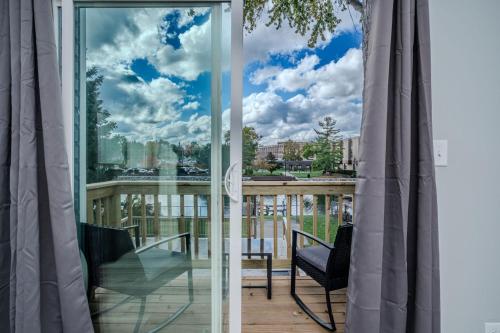 3BR 2BTH Waterfront Vacation Rental on Riverwalk to Downtown McHenry with Pier in McHenry (IL)