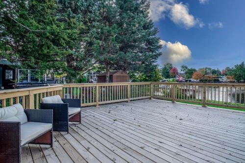 3BR 2BTH Waterfront Vacation Rental on Riverwalk to Downtown McHenry with Pier in McHenry (IL)