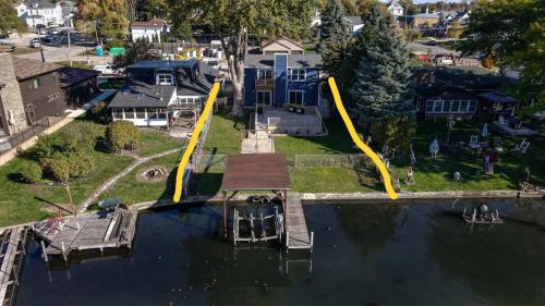 3BR 2BTH Waterfront Vacation Rental on Riverwalk to Downtown McHenry with Pier in McHenry (IL)